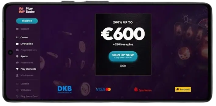 Ein Smartphone in horizontaler Ausrichtung, das die mobile Webseite von Play Boom mit einem 600 Euro Bonusangebot anzeigt, um die optimierte Darstellung für Mobilgeräte und die einfache Bedienung von unterwegs zu demonstrieren.